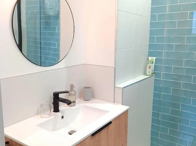 Et Salle De Bain De Privee Proche De Pau *